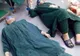 O poză cu doi chirurgi întinşi pe podea, în sala de operaţie, a cucerit Internetul. Care e motivul