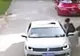 Momentul șocant în care un tigru siberian atacă o femeie ieșită din mașină