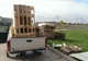 A găsit scânduri aruncate pe marginea unui drum. A construit cu ele cea mai ieftină casă. Cum arată