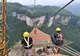 Cel mai înfricoșător pod de sticlă din lume, inaugurat în China