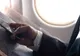 Ce se întâmplă, de fapt, dacă NU închizi telefonul când zbori cu avionul 