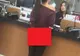 Cum a apărut această brunetă la ghişeul unei bănci.Clienţilor din spatele ei nu le-a venit să creadă