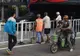 Așteptau autobuzul în stație, însă ce a apărut pe stradă i-a îngrozit. Imagini incredibile
