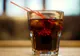 A pus la congelator o sticlă de cola şi a scos-o după câteva ore. Este uimitor! 