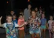 Copiii iau lecții despre dinozauri în parc, îmbinând cunoștințele cu joaca și arta