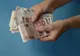 Un mesaj scris pe o bancnotă a devenit viral. Deznodământul este emoţionant!