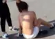Scene incredibile pe stradă. O tânăra e dezbrăcată la piele şi bătută de o altă femeie