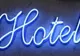 A găsit un bilet pe perna de la hotel. După ce l-a citit, s-a speriat și a dormit cu lumina aprinsă