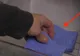 A pus trei bureţi în frigider, iar rezultatul uimeşte întreaga lume. Trucul pe care puţini îl ştiu