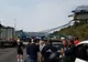 O pasarelă pietonală se prăbuşeşte peste maşini. VIDEO ŞOCANT