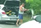 Gestul unui şofer român a devenit viral. A aruncat toate gunoaiele din portbagaj pe stradă
