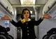 De ce ţin stewardesele mâinile la spate atunci când pasagerii urcă în avion