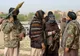 Cameraman CNN, la un pas să fie lovit cu pistolul de un taliban. Un alt militant a intervenit - VIDEO