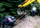 Accident bizar în Dâmboviţa! Patru turişti au căzut cu maşina într-o râpă de zece metri 