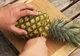 Un bătrân a tăiat frunzele unui ananas și le-a pus într-o farfurie. Puțin mai târziu? Surpriză
