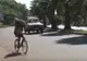 Șoferii, înmărmuriți. Ce duce în spate acest biciclist, în plină stradă