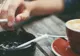 E mai grav decât crezi. Ce se întâmplă, de fapt, dacă fumezi și bei cafea pe stomacul gol