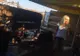 FOTO. Elena Udrea face omletă pe plaja de la Corbu. Ce le cere în schimb turiştilor 