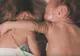 O nou-născută şi-a îmbrăţisat sora geamănă care era pe moarte. Ce a urmat a şocat lumea medicală!