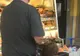 Atenţie, imagini şocante! Un bărbat îşi plimbă fetiţa cu părul prins în cărucior 