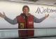 O româncă vânzătoare de ziare, imaginea Aeroportului londonez Heathrow