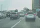 Scene incredibile în trafic. Un bărbat călare pe un struţ goneşte printre maşini 