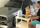 Îşi iubeşte atât de mult BMW-ul M3 încât l-a parcat în sufragerie. Cum arată livingul lui