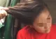 Imagini şocante în plină stradă! O femeie este trasă de păr de un bărbat şi nimeni nu intervine 