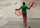 Imagini haioase. O femeie încearcă să alunge un crocodil cu un papuc 
