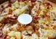 De ce primeşti bucata de plastic albă în cutia de pizza?