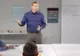 Profesorul a văzut-o cu mâna pe sub bancă toată ora. Când s-a apropiat să vadă ce face a încremenit 