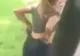 O tânără îşi făcea selfie-uri dezbrăcată în grădină. Cineva a filmat-o pe ascuns