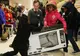 Nebunie de Black Friday-ul american. Cozi gigantice, împușcături și bătăi