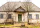 A găsit o casă abandonată de 30 de ani. Arăta deplorabil. A intrat cu frică în ea şi s-a CUTREMURAT
