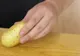 A dat patru cartofi pe răzătoare, apoi a pus ou bătut peste ei! Ce a ieşit e genial! VIDEO