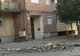 O bucată din planşeul balconului unei clădiri în care locuiau 20 de persoane s-a prăbuşit 