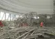 Carnagiu. Cel puțin 40 de oameni au murit după ce o platformă de construcții s-a prăbușit