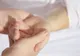 Durerea de mână poate ascunde o boală la care nu te-ai fi gândit niciodată. Primele semne