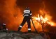 Trei persoane transportate la spital după un incendiu ce a afectat mai multe barăci din Cluj