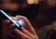Studiu ALARMANT: Lumina albastră emisă de telefoanele mobile afectează sănătatea