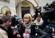 Elena Udrea revine cu un nou poster de campanie: Pe tocuri, cu un ciocan în mână, sparge un zid