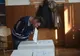 Alegeri parlamentare 2016. Fotografia zilei: un bărbat fără mâini a mers la vot