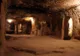 A dărâmat un zid din subsol şi a descoperit un tunel secret. La capătul lui se ascundea o COMOARĂ 