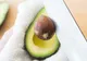 Ce se întâmplă dacă pui sâmburii de avocado în apă. Vei avea o surpriză