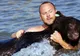 Momentul terifiant în care un bărbat se aruncă în apă după un urs de 170 kg. Ce a urmat e uluitor!