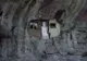 Au găsit o casă în stânci.Crezând că e părăsită, au intrat, dar au trăit un ŞOC.Ce au văzut înăuntru