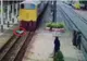 Un bărbat s-a aruncat în faţa trenului pentru a se sinucide. Ce a urmat după este un MIRACOL