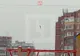 Cascadorie ÎNFIORĂTOARE - un bărbat a mers pe sârmă între două blocuri. Finalul e tragic!