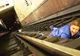 Ai căzut între şinele de la metrou? Uite ce trebuie să faci!