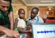 Un student din Uganda a creat o jachetă inteligentă care poate diagnostica pneumonia